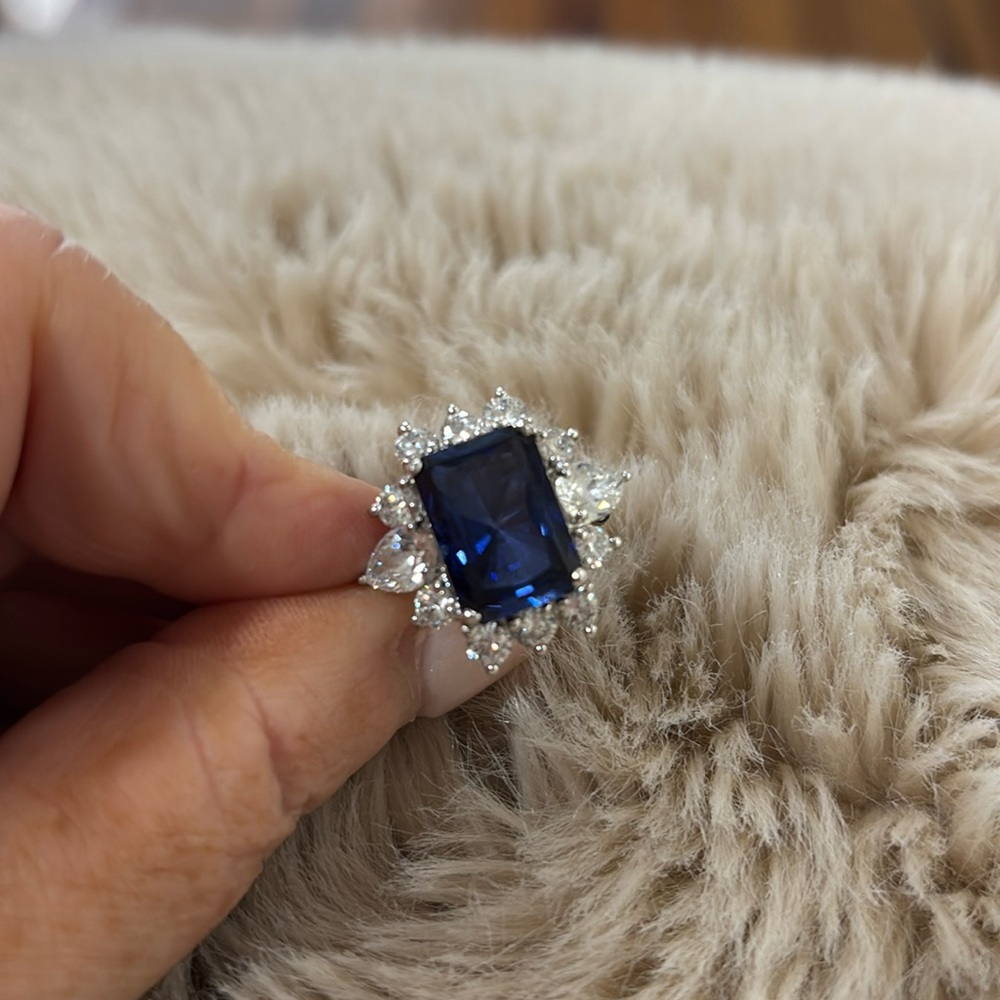 ❤️FINAL❤️Gorgeous costume ring with large sapphire